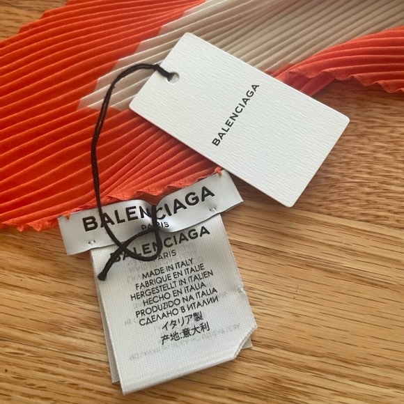 BALENCIAGA | 2018 Hong Kong pleated Scarf | NWT - Picture 7 of 8